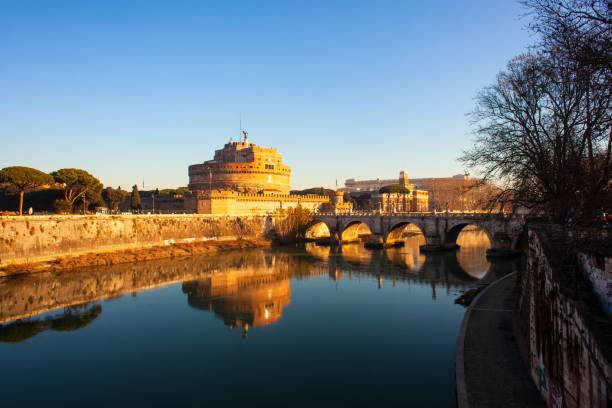 vista del mausoleo de adriano, generalmente conocido como castel sant'angelo - aelian bridge fotografías e imágenes de stock