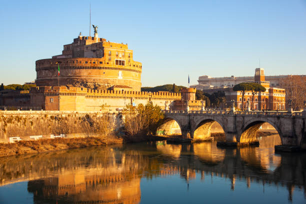 vista del mausoleo de adriano, generalmente conocido como castel sant'angelo - aelian bridge fotografías e imágenes de stock