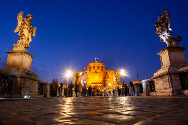 blick auf das mausoleum von hadrian, in der regel bekannt als castel sant'angelo von der brücke genannt aelian brücke oder pons aelius - aelian bridge stock-fotos und bilder