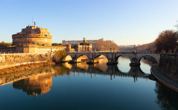 blick auf das mausoleum von hadrian, in der regel bekannt als castel sant'angelo - aelian bridge stock-fotos und bilder