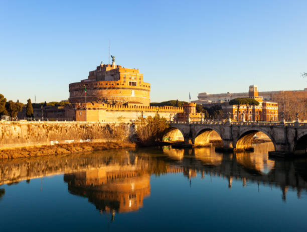 blick auf das mausoleum von hadrian, in der regel bekannt als castel sant'angelo - aelian bridge stock-fotos und bilder