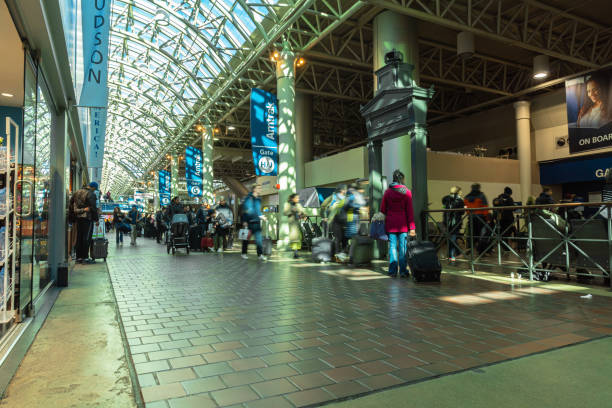 ユニオン駅、イリノイ州、シカゴ、米国を訪問する未定義の乗客と観光客 - union station chicago ストッ��クフォトと画像