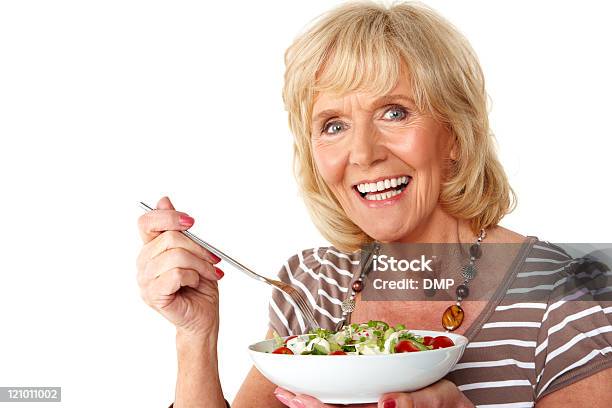 Foto de Senhora Idosa Comendo Uma Saladaisolado e mais fotos de stock de 60 Anos - 60 Anos, Adulto, Alegria