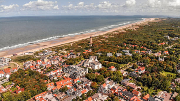 vue aérienne de domburg, pays-bas, un village touristique derrière les dunes - zeeland photos et images de collection