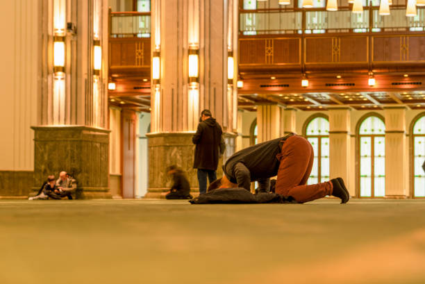 muzułmanin modli się przez sujood (pokłód) w meczecie. - salah zdjęcia i obrazy z banku zdjęć