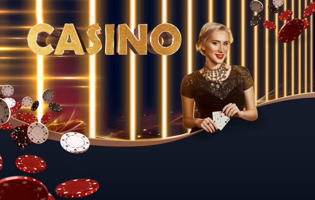 kobieta w czarnej sukience, biżuterii. pokazano dwa asy, uśmiechnięty, pozujący na kolorowym tle ze złotym napisem kasyna i latające żetony. poker, kasyno - casino black and white gambling chip gambling zdjęcia i obrazy z banku zdjęć