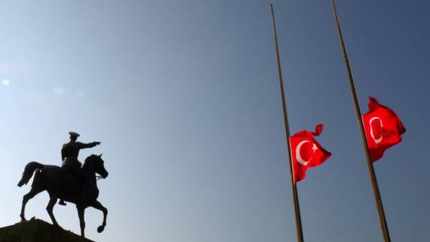 atatürk reiten pferd skulptur silhouette und halb-personal türkische flagge. - lowering sky stock-fotos und bilder