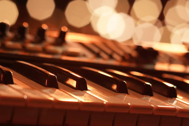 фортепиано с золотым бокехом - mountain range audio стоковые фото и изображения