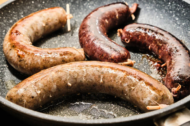 cuisine savoureuse jitrnice traditionnelle tchèque, saucisse-viande, et jelita, saucisses de sang, sur poêle - sausagemeat photos et images de collection