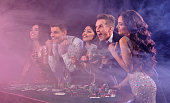 freunde-spielen-poker-im-casino-am-tisch-mit-stapeln-von-chips-geld-karten-champagner-darauf.jpg?b=1&s=170x170&k=20&c=luVkm1Z8dotGcePI8Brn7-5tWNoHRERzQrmq8phfvoo=