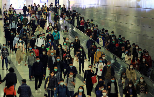 busy central station in hong kong on 2020 - china covid imagens e fotografias de stock