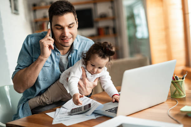 Padre Trabajador - Banco de fotos e imágenes de stock - iStock Padre Trabajador - Banco de fotos e imágenes de stock - iStock