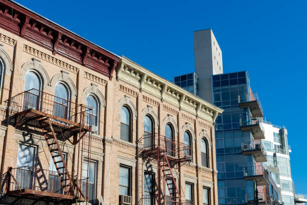 edificios antiguos con escapes de incendios junto a un moderno edificio residencial en greenpoint brooklyn nueva york - green point fotografías e imágenes de stock