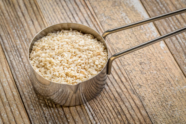 cucharada de semillas de sésamo blanco - sesame seed spoon scoop fotografías e imágenes de stock