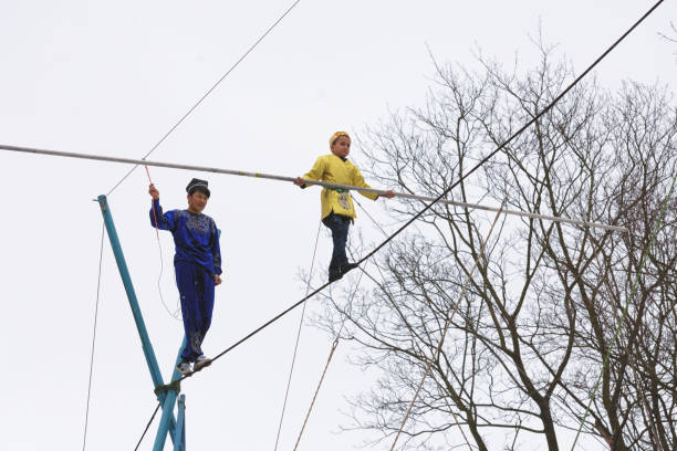 przemówienie uzbeckiego spacerowiczów. - tightrope walking circus skill zdjęcia i obrazy z banku zdjęć