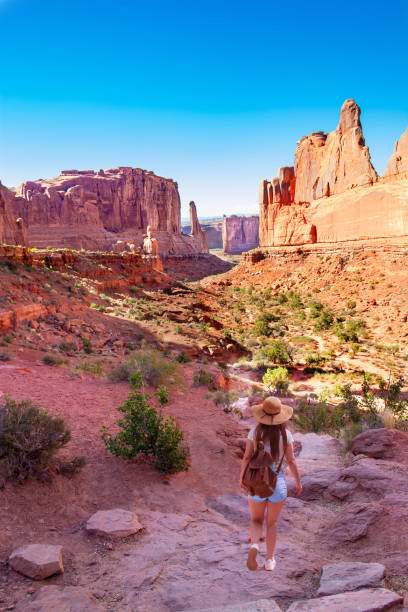 若い女性は山の中で一人でハイキング。 - arches national park 写真 ストックフォトと画像