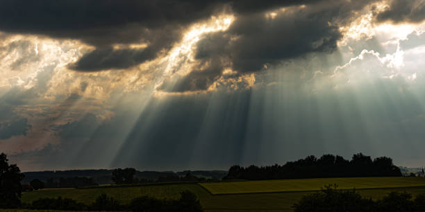劇的な雷雲と空の日光 - storm cloud thunderstorm sun storm ストックフォトと画像