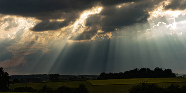 sunrays in the sky with dramatic thunderclouds - cumulus cloud cloud sky only cumulonimbus imagens e fotografias de stock