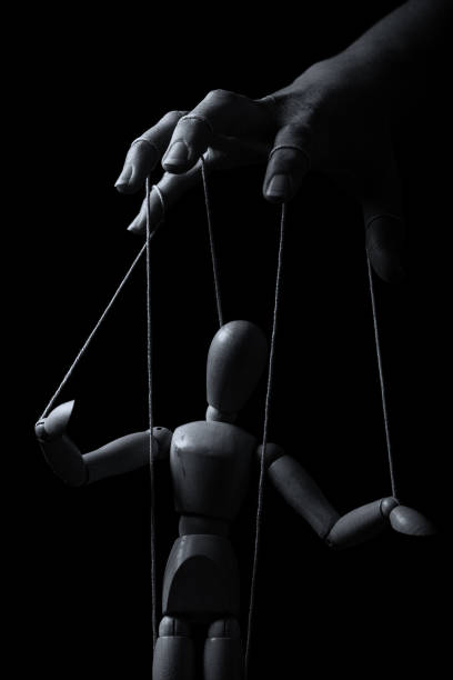 Konzeptbild einer Hand mit Saiten an den Fingern zur Steuerung einer Marionette in Monochrom – Foto