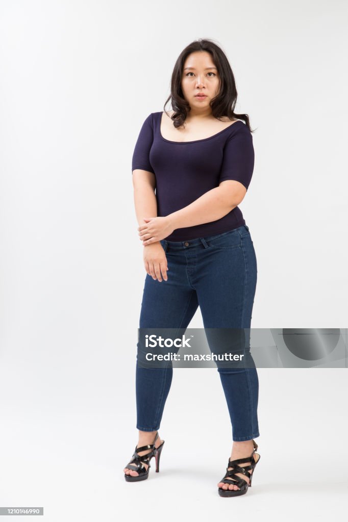 người phụ nữ béo đẹp cộng với kích thước mô hình đứng tư thế trên nền trắng - Trả phí Bản quyền Một lần Chân dung - Hình ảnh Bức ảnh sẵn có