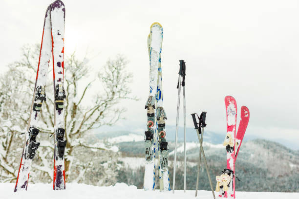 image de trois paires de skis de la famille de skieurs sur le télésiège - ski old wood pair photos et images de collection