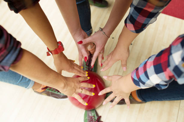 ボウリングボールのためのクローズアップ手の手のリーチ - bowling holding bowling ball hobbies ストックフォトと画像