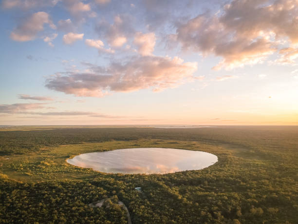 sunst sobre kaan luum - lagoon - fotografias e filmes do acervo