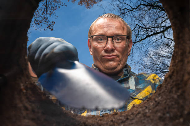 삽을 가진 남자는 구멍 바닥보기를 파고 - human hand working shovel dirt 뉴스 사진 이미지
