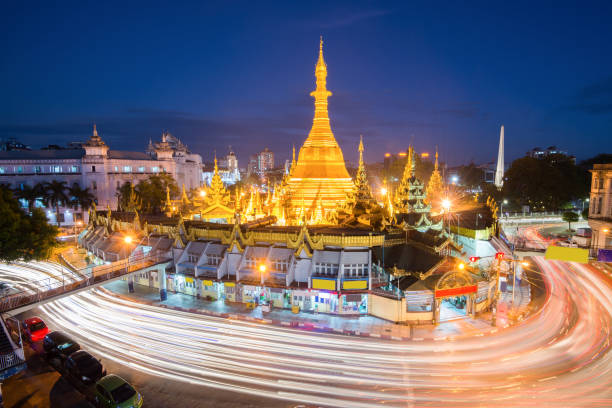пагода суле - это бирманская ступа, расположенная в самом центре города янгон.другое название бирманского как кьяик аток зеди, окружено ожи� - burmese culture myanmar pagoda dusk стоковые фото и изображения