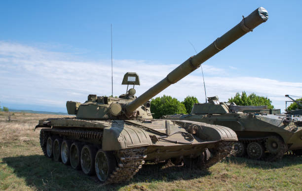 старый советский танк т-72 - прежний советский союз стоковые фото и изображения