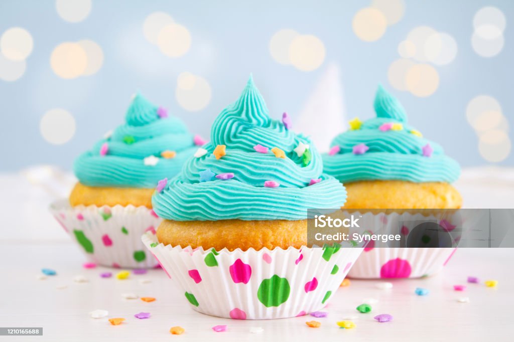 Party Cupcakes Stock Photo - Download Image Now - Birthday, Cupcake,  Backgrounds - iStock