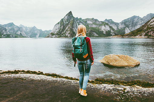 Mujer viajera caminando en las islas del fiordo Lofoten en Noruega Concepto de estilo de vida de viaje vacaciones de verano al aire libre naturaleza escandinava photo