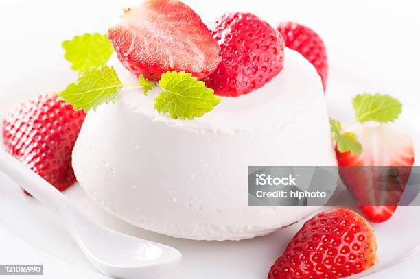 Photo libre de droit de Sorbet À La Fraise Et À La Ricotta banque d'images et plus d'images libres de droit de Aliment en portion - Aliment en portion, Aliment surgelé, Assiette