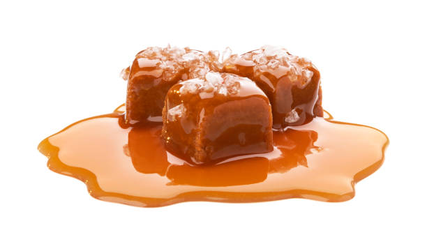 doces de toffee salgados com molho de caramelo isolado sinuoso no fundo branco - caramel sauces sweet sauce pouring - fotografias e filmes do acervo