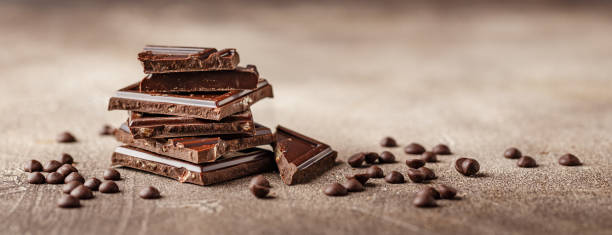 крупным планом кусочки шоколада - chocolate стоковые фото и изображения
