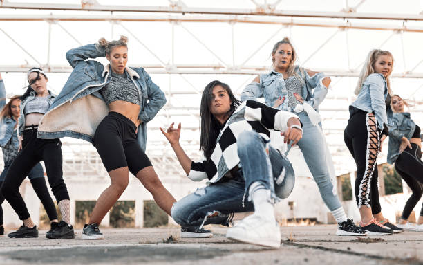 Modern  dancers Group of young woman dancing modern hip hop/dance choreography outdoors performance group photos stock pictures, royalty-free photos & images