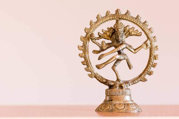 estátua do deus hindu indiano shiva nataraja. senhor da dança. - shiva nataraja dancing indian culture - fotografias e filmes do acervo