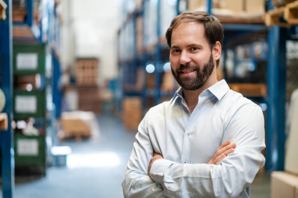 retrato de capataz de almacén confiado - manager foreman warehouse arms crossed fotografías e imágenes de stock