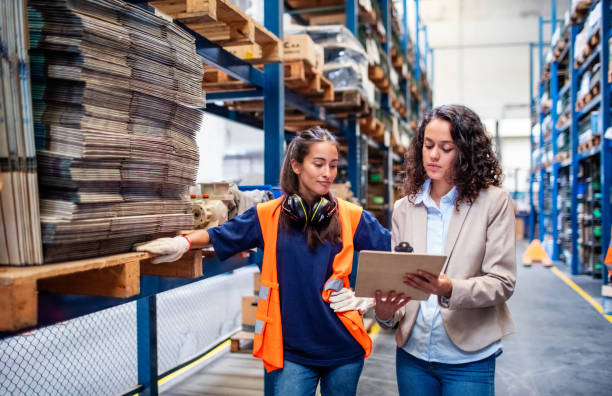 회사 상점 방에서 일하는 두 여성 - foreman factory businesswoman latin american and hispanic ethnicity 뉴스 사진 이미지