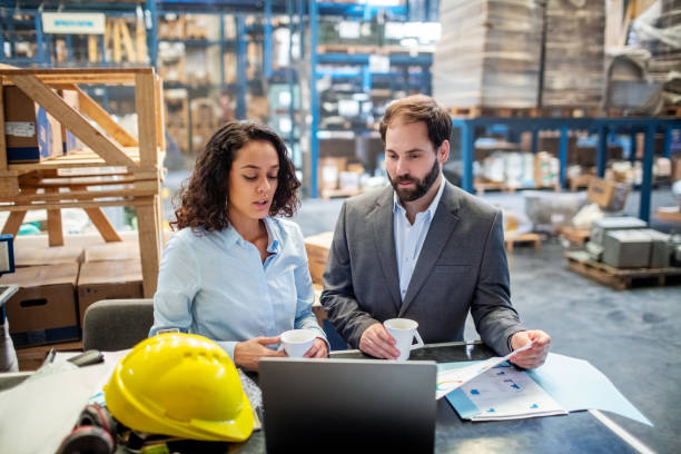 geschäftsleute überprüfen liste und inventar auf deminstand im lager - warehouse freight transportation industry factory stock-fotos und bilder