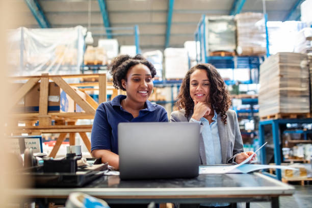warehouse employees using laptop in plant - business exports imagens e fotografias de stock