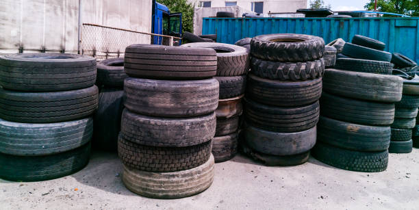 vecchio pneumatico - tire recycling recycling symbol transportation foto e immagini stock