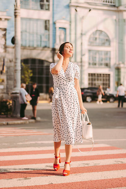 stylowa młoda kobieta w retro ubraniu pozującym na miejskiej drodze - women street dress city zdjęcia i obrazy z banku zdjęć