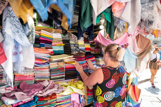 피렌체, 토스카나의 쇼핑 거리 시장에 전시에 매달려 많은 스카프를 구입하는 여성 - 13448 뉴스 사진 이미지