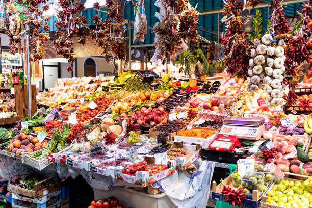 mercato centrale, mercado central con puestos de venta de agricultores frescos producen verduras de frutas - ristra fotografías e imágenes de stock