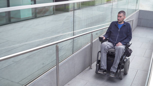 輪椅上的殘疾人 - 輪椅坡道 個照片及圖片檔