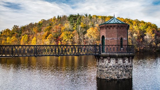 Escena de otoño en el lago Antietam photo
