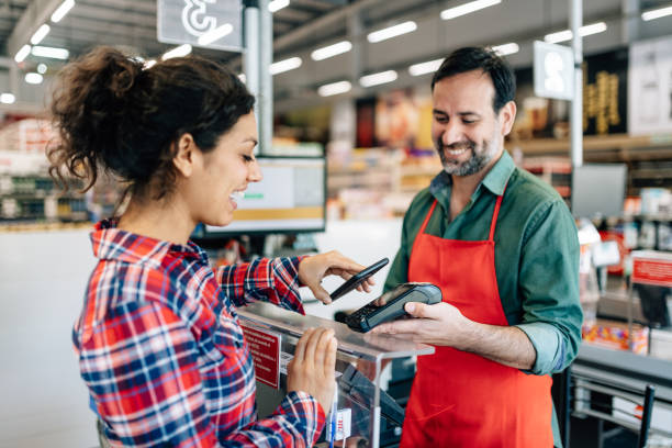 supermarkt kontaktloses bezahlen - supermarket sales clerk retail cashier stock-fotos und bilder