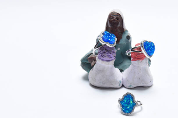 srebrne pierścionki na małych glinianych figurek, kobiety sprzedawcy rustykalnego rynku wykonane z ceramiki izolowane na białym tle - shap zdjęcia i obrazy z banku zdjęć