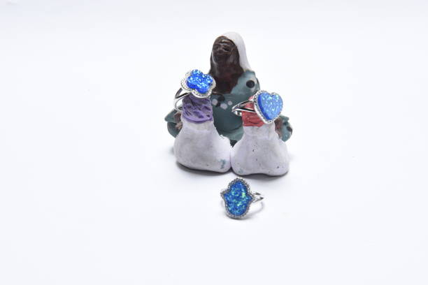 srebrne pierścionki na małych glinianych figurek, kobiety sprzedawcy rustykalnego rynku wykonane z ceramiki izolowane na białym tle - shap zdjęcia i obrazy z banku zdjęć